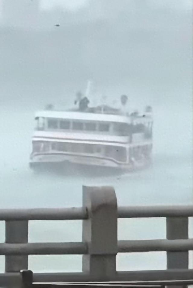 廈門一輪渡海上突遇極端天氣