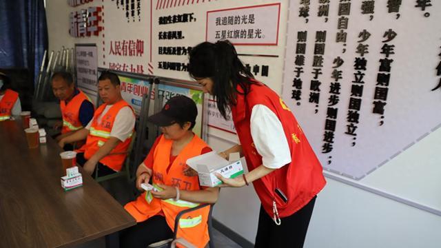 河南為戶外勞動者撐起“遮陽傘” 清涼驛站送福利