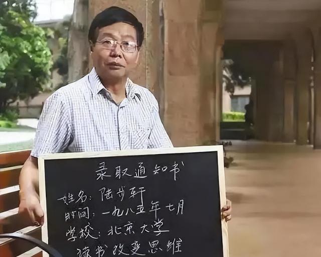 中國式父子的真實寫照：“北大屠夫”和兒子一起過年,，各干各的沒話聊