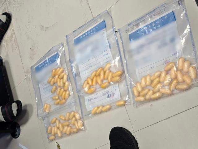 男子体内藏70粒毒丸进境被查 走私毒品1387.45克