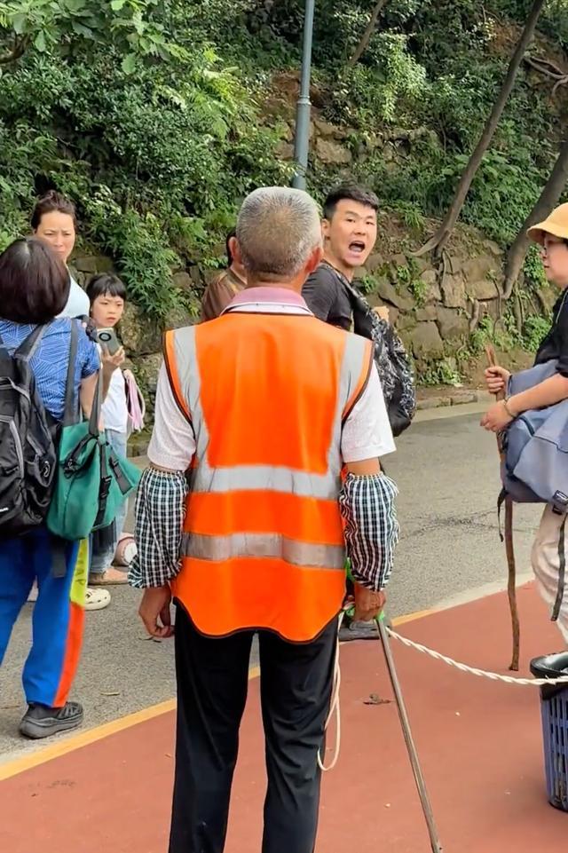工作人员管理猴子被游客指责 游客过激反应引争议