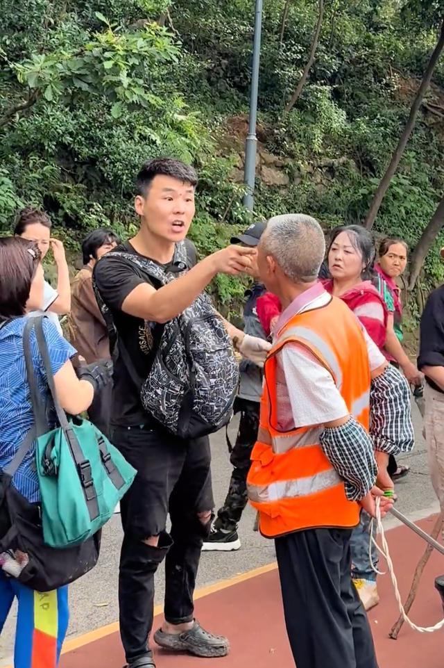 工作人员管理猴子被游客指责 游客过激反应引争议