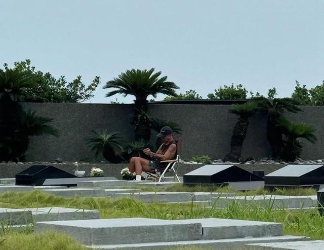 偶遇具俊晔墓地陪伴大S，面条吃了不到一半，一张张翻看爱妻照片 每日守候哀思绵绵