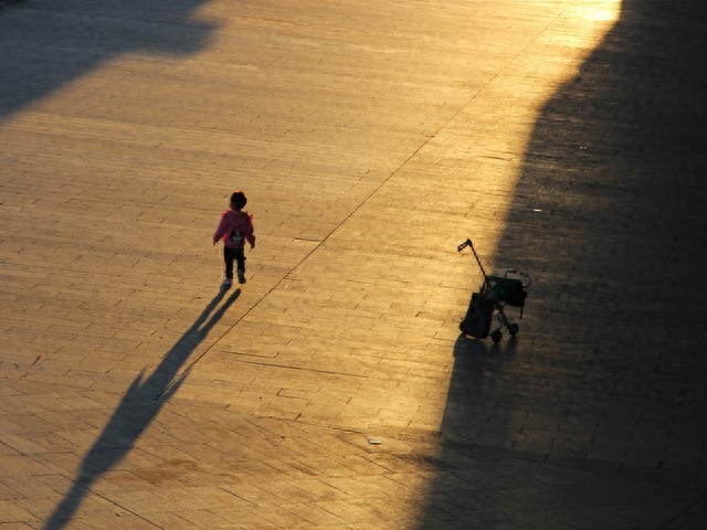 幼童凌晨走失，夫妻报警后暖心守护