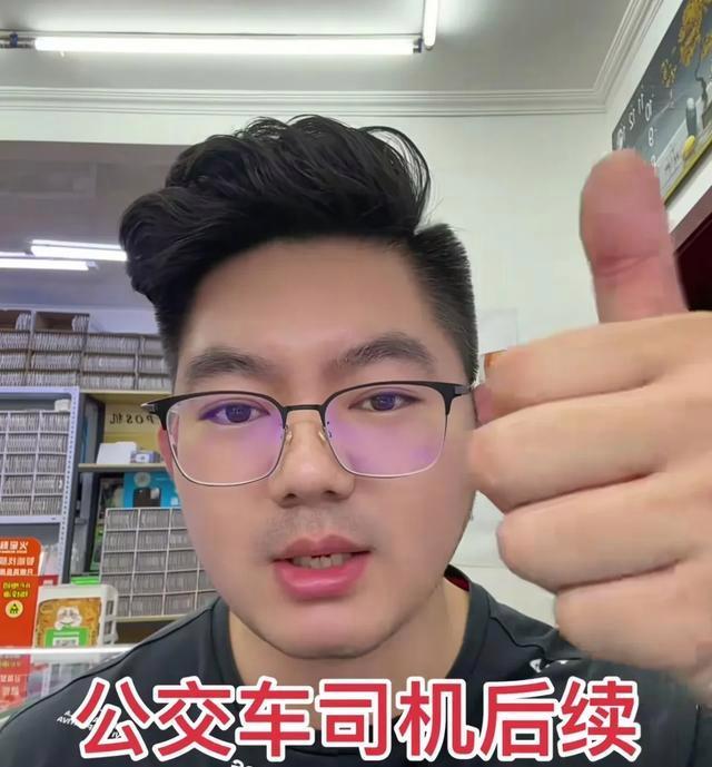 老人携带不明液体乘公交被拒 醋精酱油惹争议