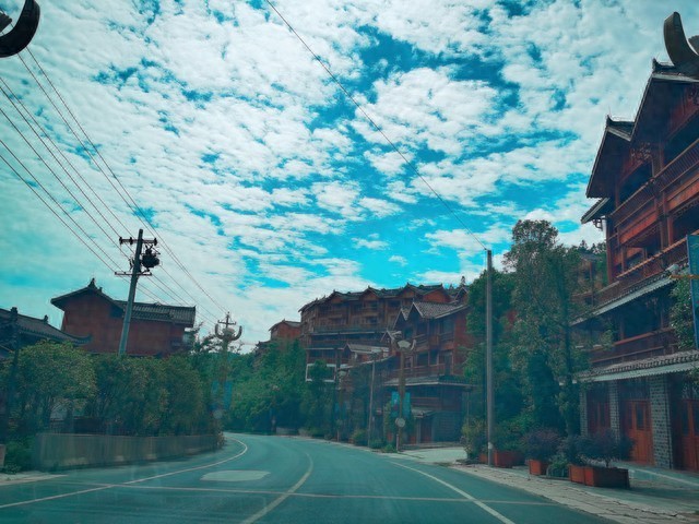 男子下班后驾驶挖掘机清理路障 展现了普通人身上的责任感与担当精神