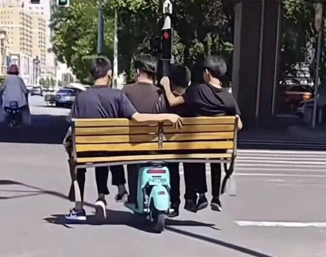 内蒙古4名男孩共乘电动车 警方回应