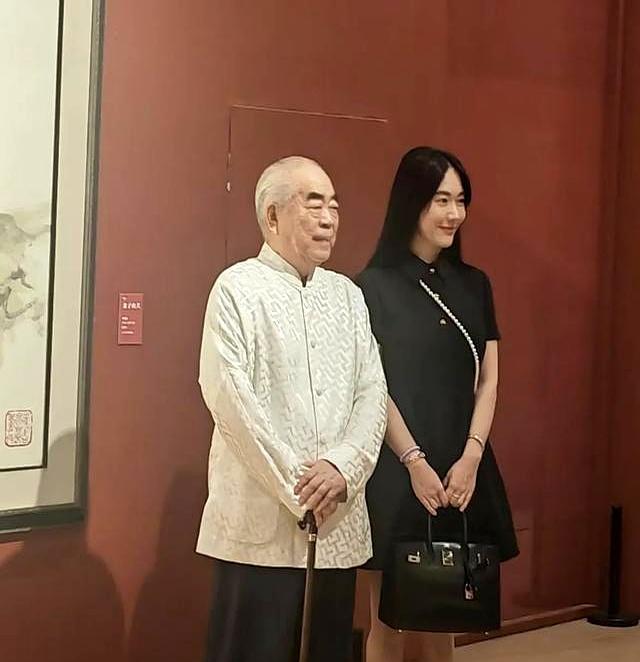 87岁著名书画家被娇妻卷走20亿 忘年恋变味引发关注