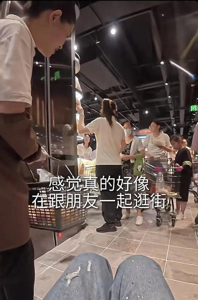 独自坐轮椅去胖东来是什么体验 人间温暖的极致服务