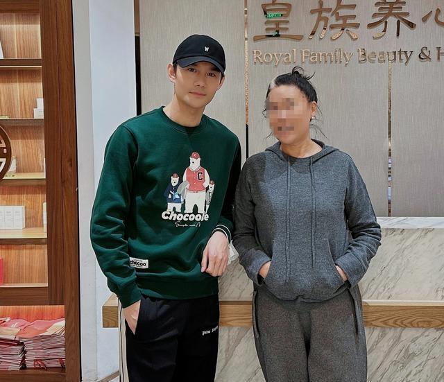 王凯现身北京好意思容院，形体暴瘦两臂青筋暴起，嘴巴干瘪简略老迈爷 演员的辛酸与辛勤