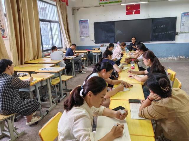 生源少了小學(xué)老師去教高中了 跨學(xué)段任教挑戰(zhàn)多