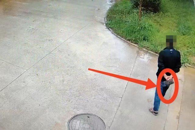 监控拍下猖狂一幕：为搞点买酒钱，保山两男子砸车盗窃