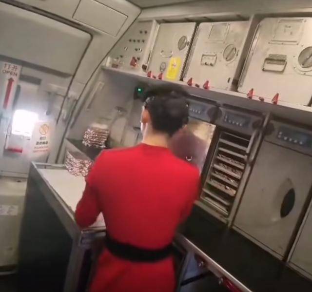 川航女空乘被骚扰离职 白金卡旅客摆餐事件引发关注