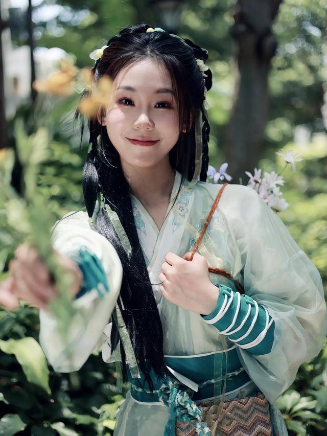 苗苗妹妹否认刷姐夫<strong>郑恺</strong>8万买包 澄清谣言引发热议