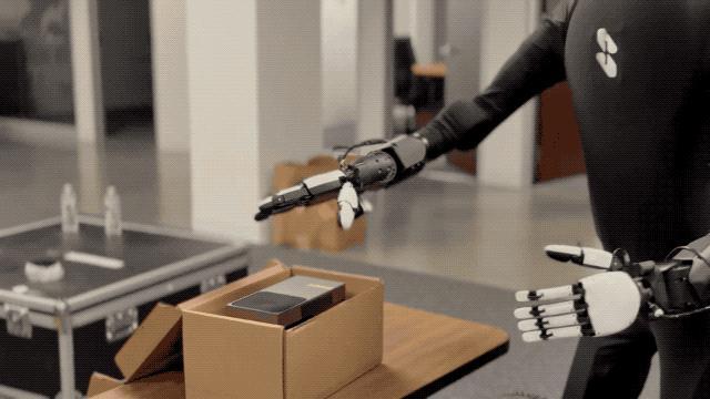 人形机器人的大脑还得练 本地超级大脑上线