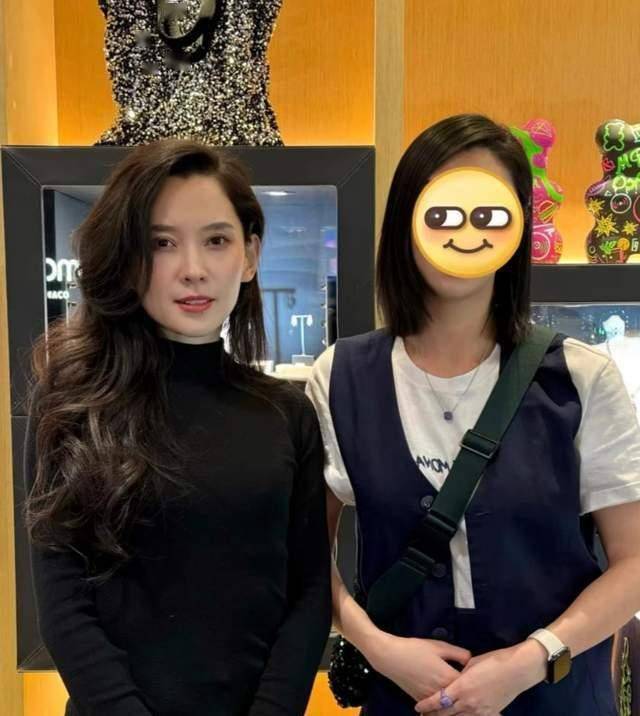 汪峰陪女友森林北新疆过七夕 甜蜜手牵手逛街
