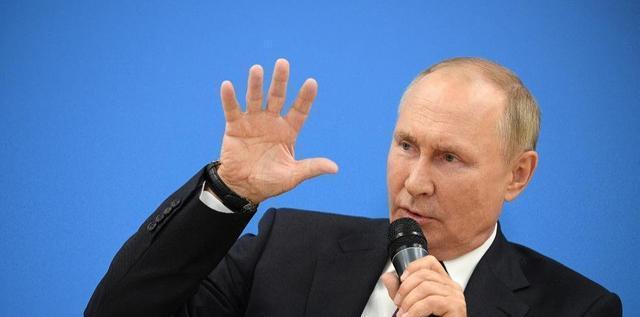 莫迪拉着普京的手进入上合峰会大厅 地缘政治赛点显现