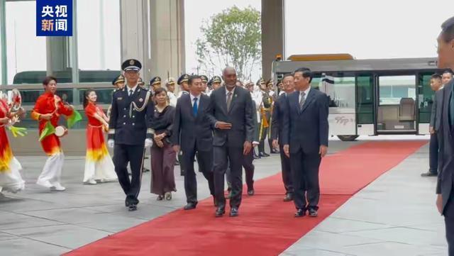 多国领导人乘高铁抵达北京 上合峰会聚焦区域合作