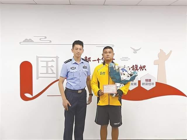 外卖小哥“顺手”灭火获评见义勇为 城市温暖英雄心