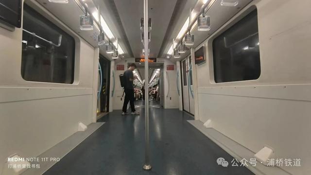 上海地铁9号线拆除部分座位 增加载客量尝试