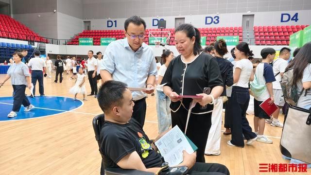 轮椅男孩考上研 师生组团接送报到 用爱铺就求学路