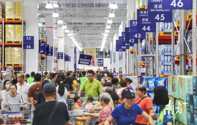 广东中山首家山姆会员店开业 现场人气火爆