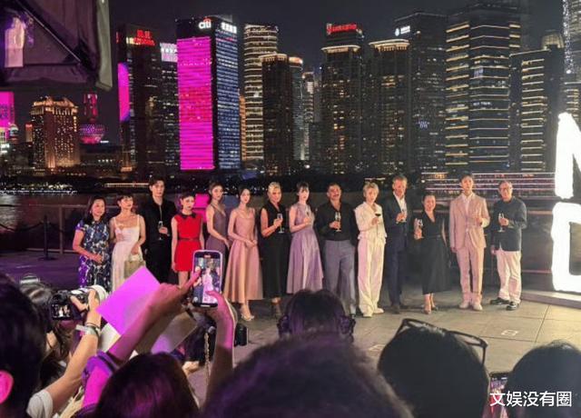 wwd发了迪丽热巴刘雨昕 C位之争引爆网络