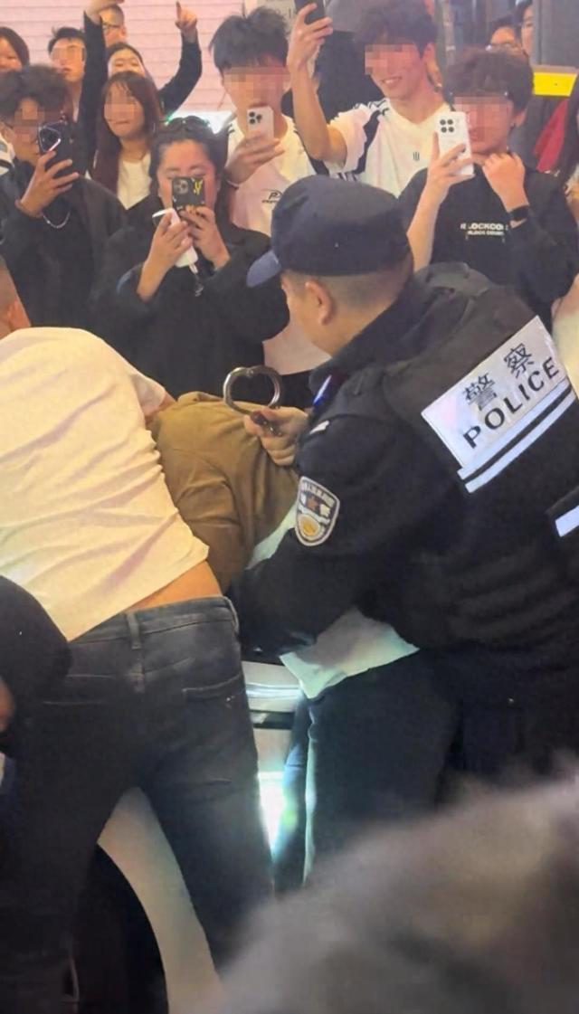 警方回应2名女子闹市被铐走 正常执法引发关注