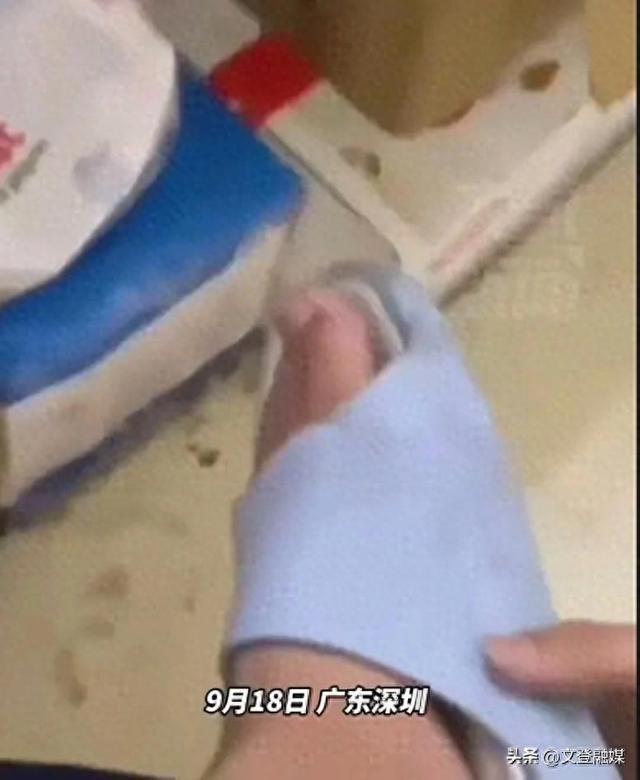 某奶茶店员工将拖鞋放入小料盆 录视频污染奶茶 涉事员工已被警方带走