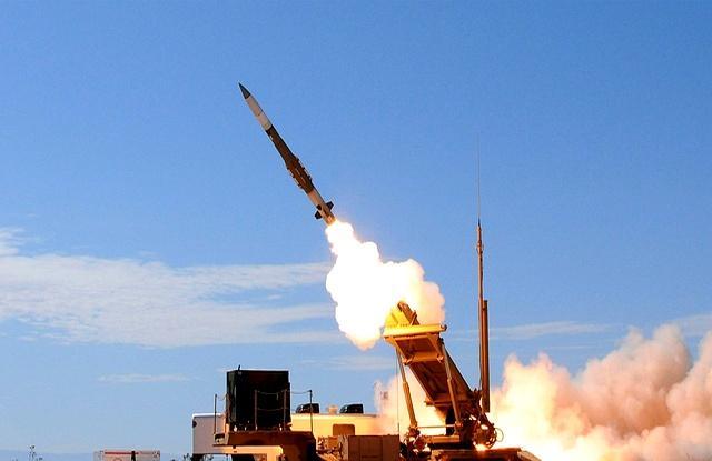 乌媒称伊朗洲际导弹飞行轨迹异常 夜空奇观引发热议