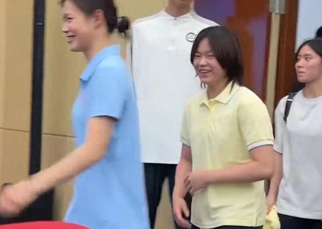 全红婵家人送游客月饼 分享喜悦与温暖