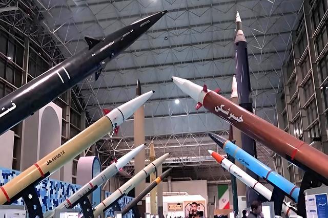 乌媒称伊朗洲际导弹飞行轨迹异常 夜空奇观引发热议