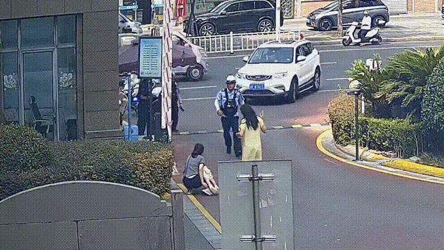 两民警刚结束反诈劝阻又救下女童 紧急施救挽回生命