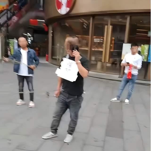 男子胸前贴强奸犯被当街示众