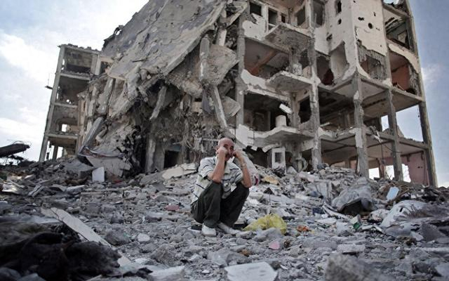 大气中的女孩再次去加沙以获得许多国家海军的