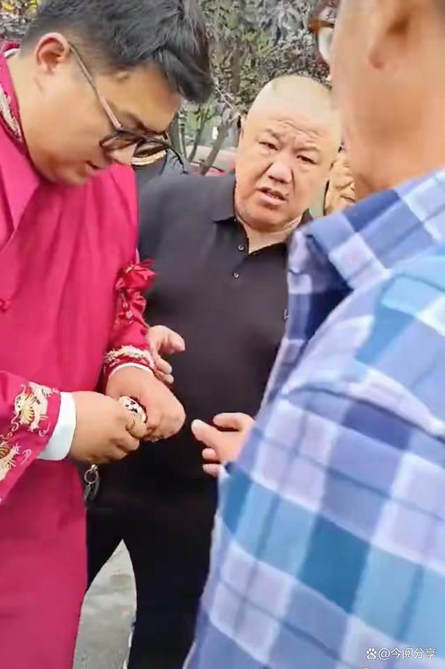 大爷赖在劳斯莱斯车头讨钱：这哪是沾喜气，分明是耍无赖！-有驾