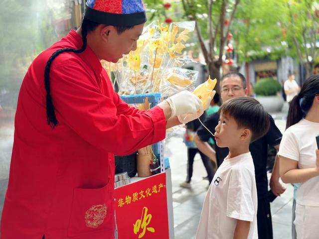 国庆假期首日北京前门大街人如潮 美食小店门庭若市