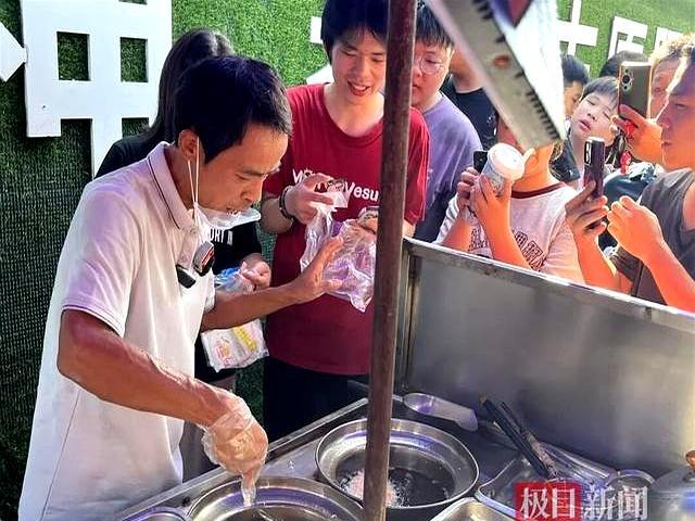 雞排哥還沒(méi)出攤就有幾十人排隊(duì)等 真相讓人哭笑不得