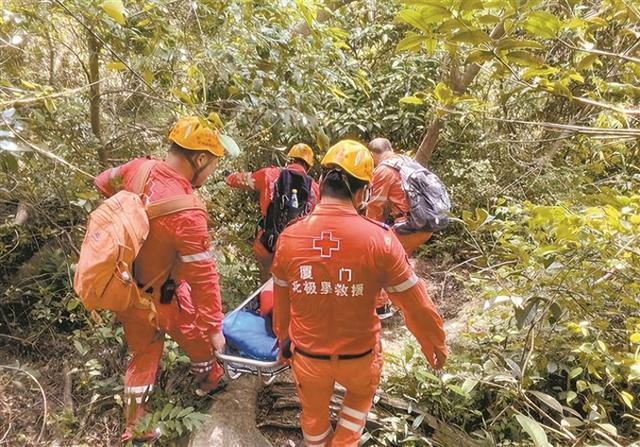 女子爬山右脚踝扭伤 救援队抬下山