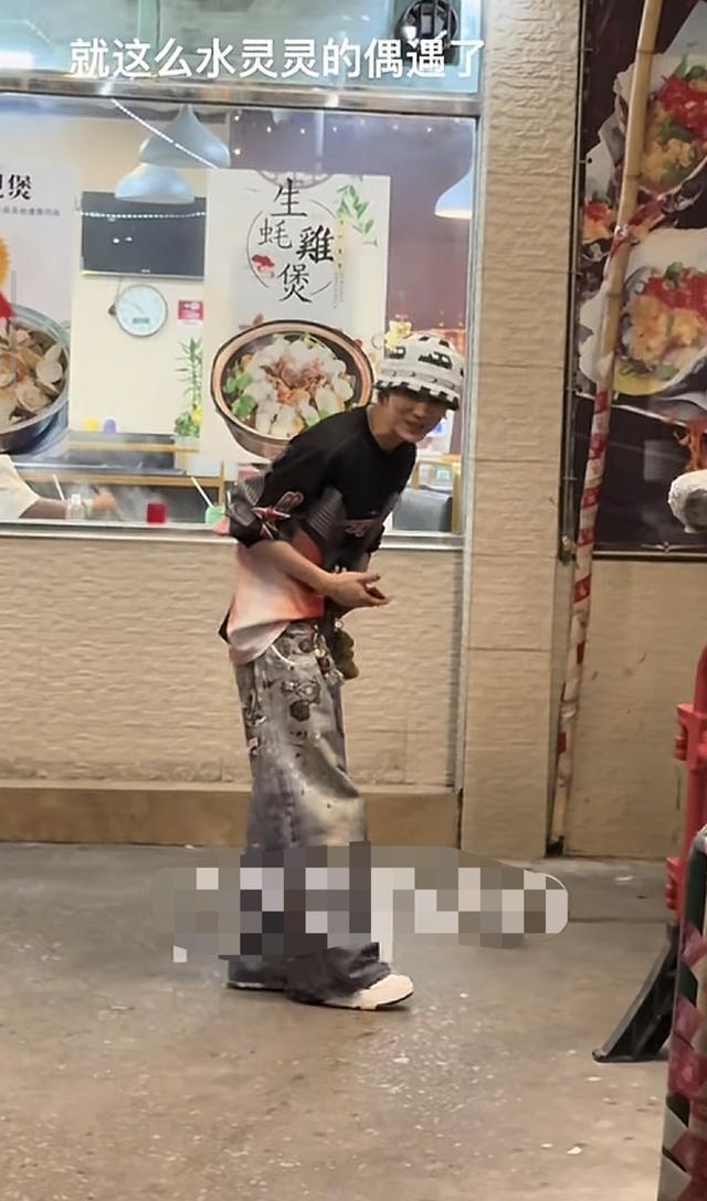 餐厅偶遇鹿晗 礼貌互动成佳话