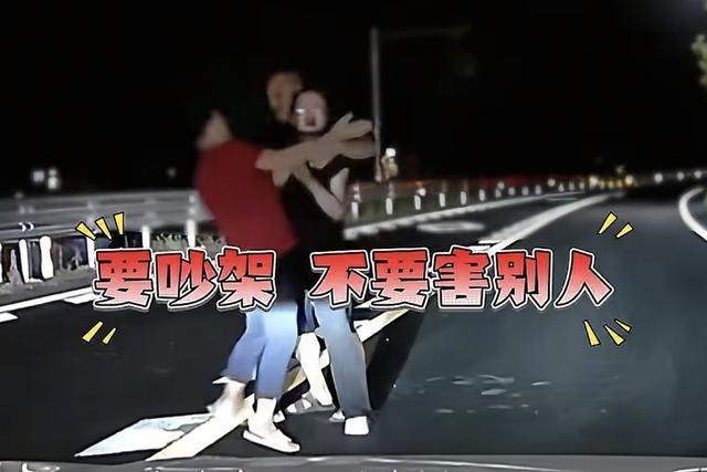 女子路中央拦车被其母一掌打碎眼镜 母亲怒斥救女