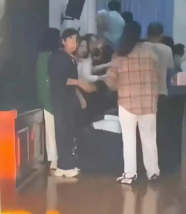 家长跪地被学生轮流踩踏 教育局回应 愧疚式教育引争议