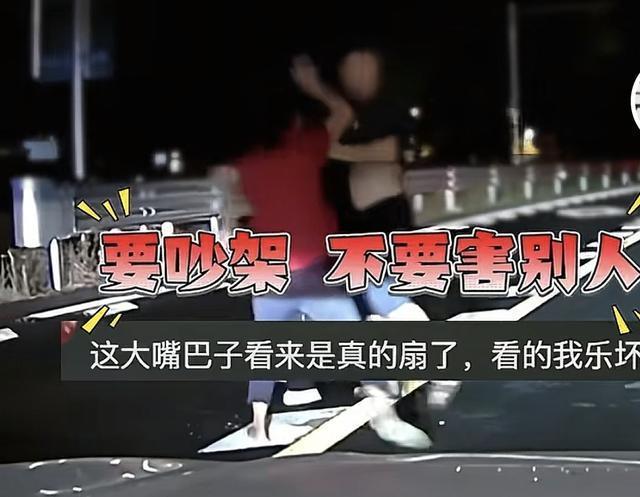 女子路中央拦车被其母一掌打碎眼镜 母亲怒斥救女