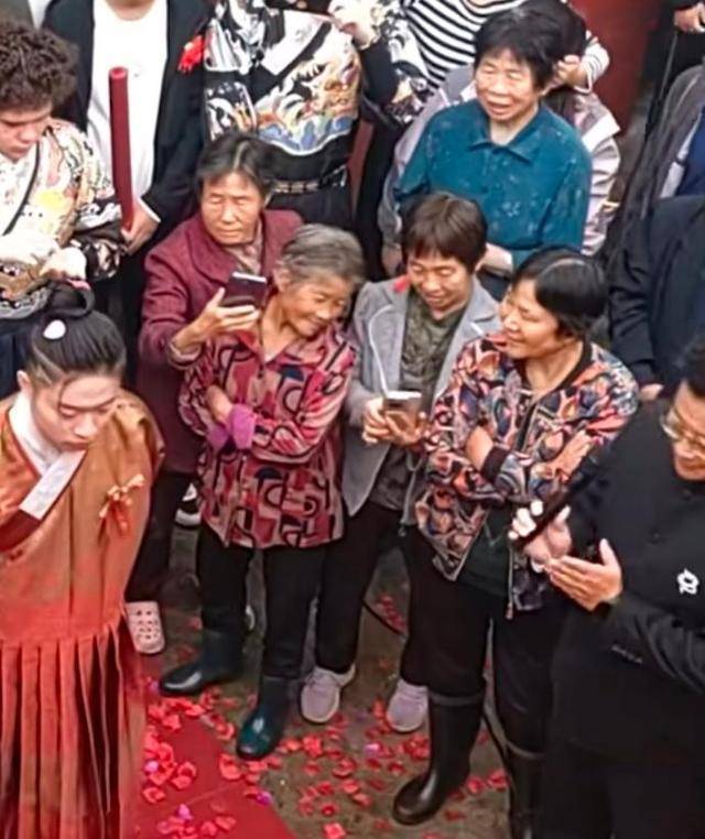 真爱无敌！小伙迎娶47岁黑人大妞 爱情超越偏见