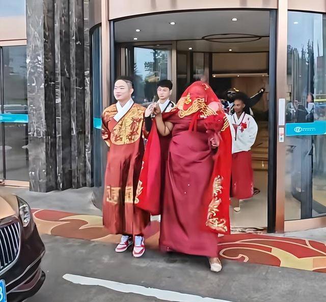 真爱无敌！小伙迎娶47岁黑人大妞 爱情超越偏见