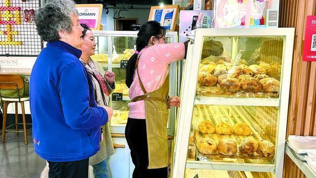 摊主女儿大口吃父母摊位剩食走红 人间烟火引共鸣