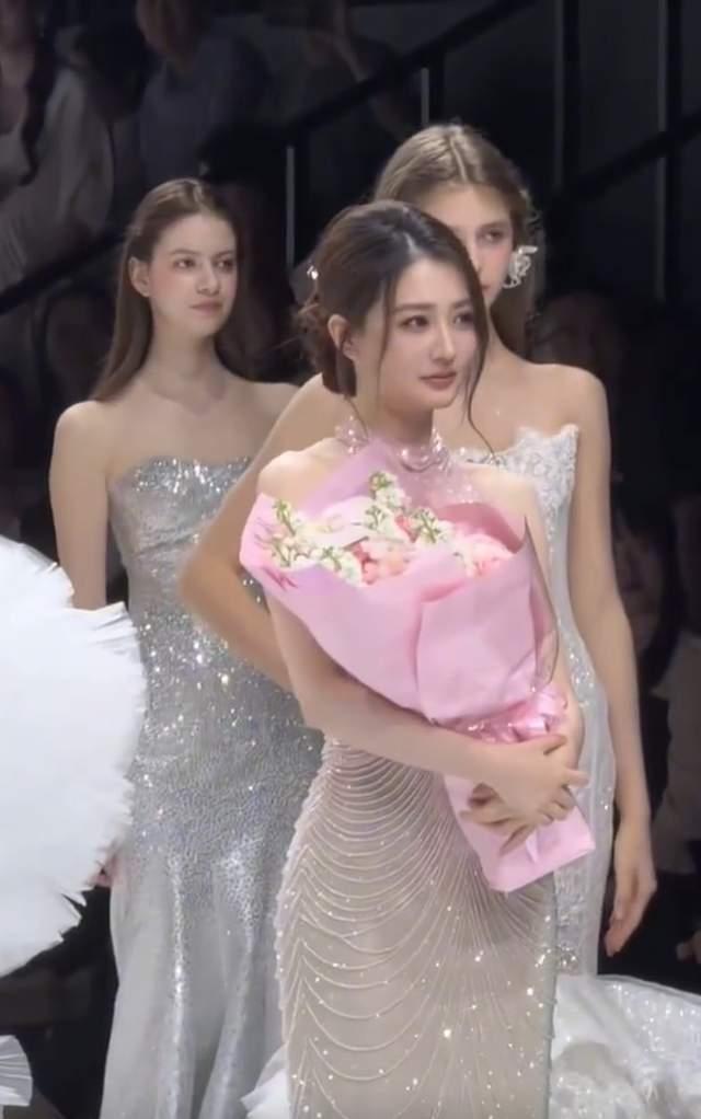 徐璐亮相上海时装周
