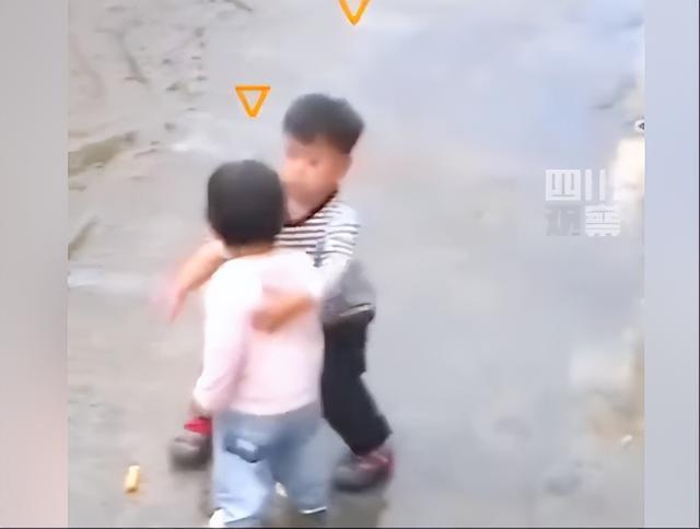 妹妹跑向车道被3岁哥哥艰难拽回 小小英雄护妹周全