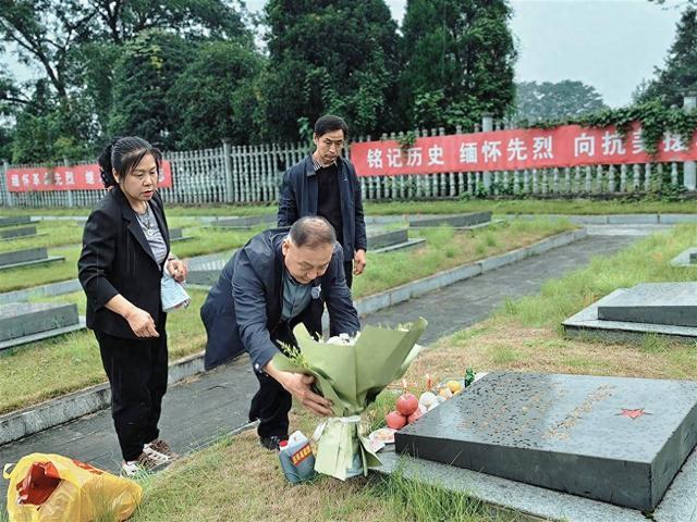 亲人冒雨祭拜23岁志愿军烈士温秉仁 71年思念终得见