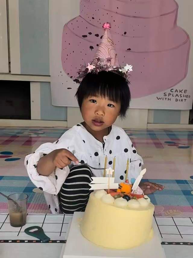 女童车里睡觉失联 家属悬赏10万寻人 多方搜寻未果